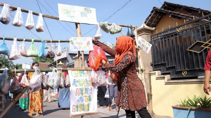 Korpri Salurkan Zakat, Ning Ita dan Emak-Emak Bantu Warga Tak Mampu