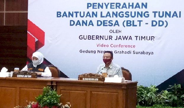 Gubernur Saksikan Penyerahan BLT DD Kabupaten Bojonegoro dan Situbondo