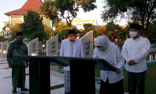 Resmikan Taman Asmaul Husna dan Green Toilet Masjid Al Akbar,  Gubernur Khofifah Ajak Makmurkan Masjid