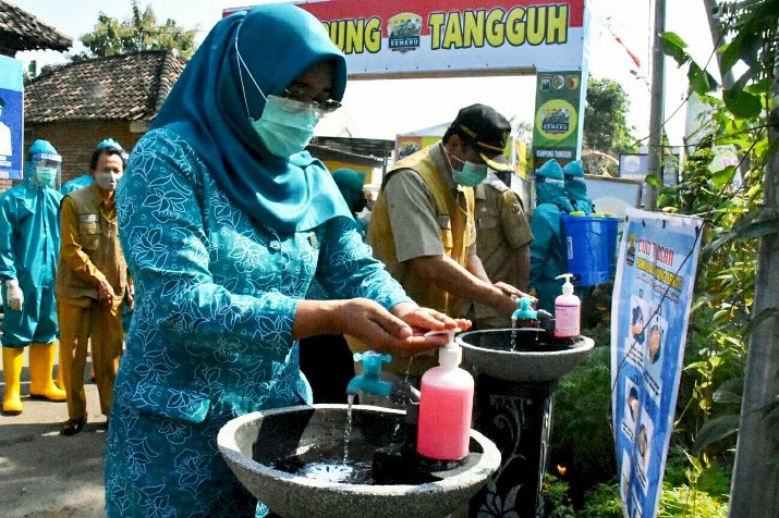 Bupati Mojokerto Serahkan Bantuan Kampung Tangguh Covid-19