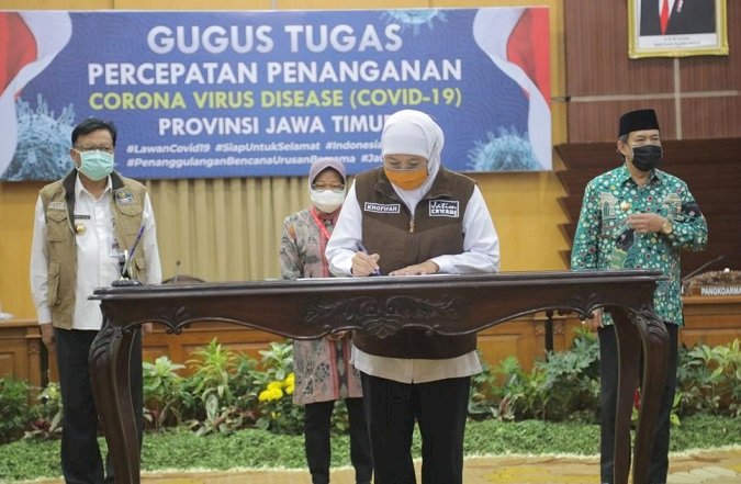 Khofifah dan  Risma Teken Komitmen, Tingkatkan Disiplin Masa Transisi Menuju Tatanan Normal