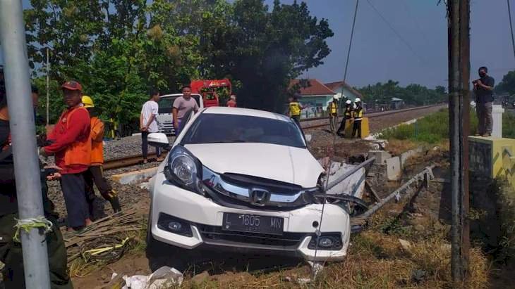 Mati Mesin, Mobilio Tertabrak KA Rangga Jati