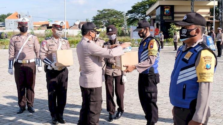 Sambut Hari Bhayangkara, Bagikan Sembako