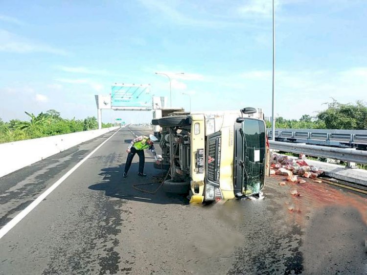 Truk Berisi Saos-Kecap Terguling di Tol