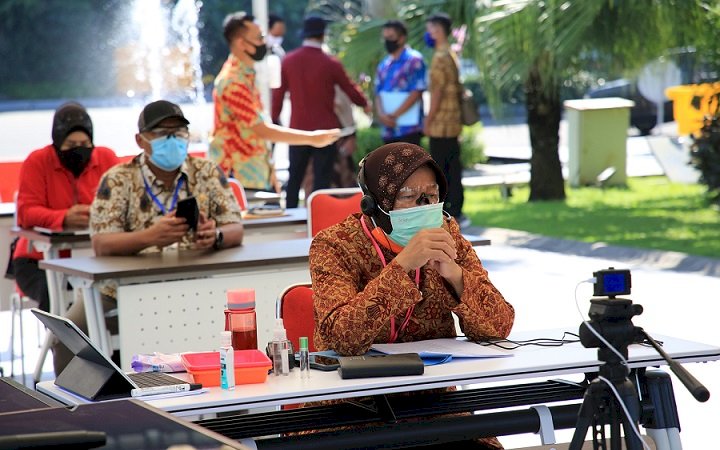 Vidcon dengan SWK, Risma Minta Pedagang Gunakan Face Shield