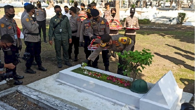 Kapolda Jatim Ziarah dan Tabur Bunga di Taman Makam 10 November Surabaya