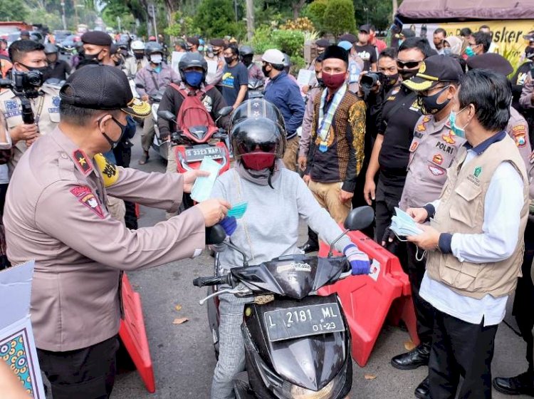 Polda Jatim dan Forkopimda Sidoarjo Bagikan Masker