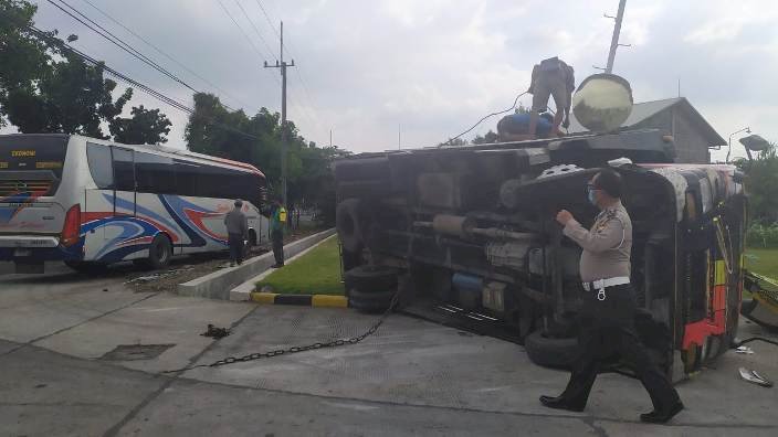 Bus Sumber Selamat Hajar Truk hingga Terguling