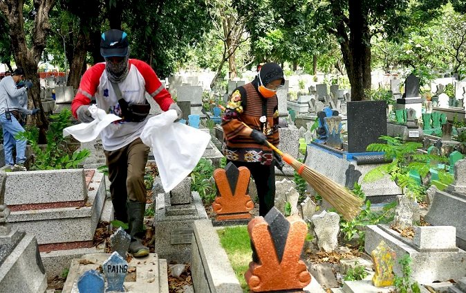 Ke Mbah Ratu,  Wali Kota Risma  Bersih Bersih Makam