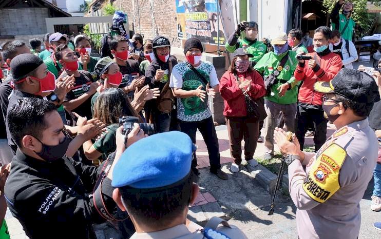 Jumat Berkah, Polresta Sidoarjo dan  Bonek Bagi Masker dan Nasi Bungkus