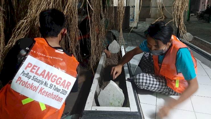 Terjaring Razia, 6 Remaja Dihukum Bersihkan Makam Mbah Bungur