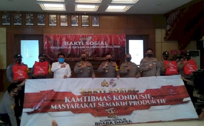 Alumni Akpol 1991 Bagikan 5000 Paket Sembako di Wilayah Polda Jatim