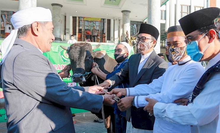 Serahkan Sapi Kurban ke Takmir Masjid Agung Asy Shuhada, Bupati dan Wabup Pamekasan Salat Id Bersama Masyarakat