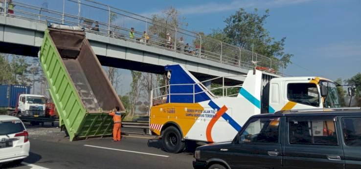 Bak Truk Tabrak Jembatan di Tol Sidoarjo