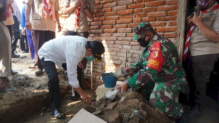 Kwarcab Pramuka Sidoarjo Bantu Bedah Rumah