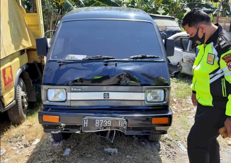 Pindah Jalur, Pengendara Motor Tewas Tertabrak Carry