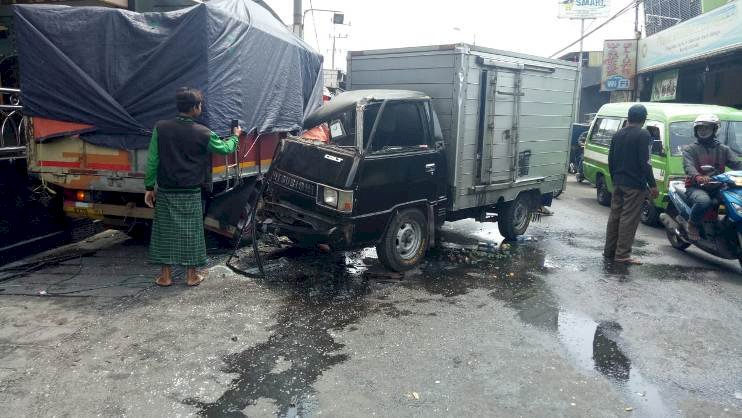 Mobil Boks Vs Truk Tabrakan di Sedati