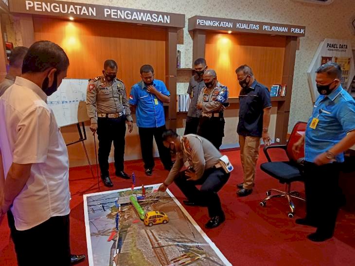 Diduga Palang Pintu Perlintasan KA Tidak Ditutup