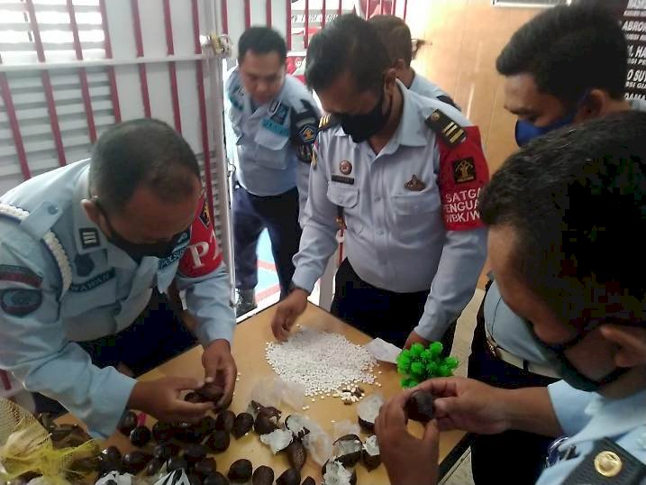 Buah Salak Berisi Ribuan Pil Dobel L