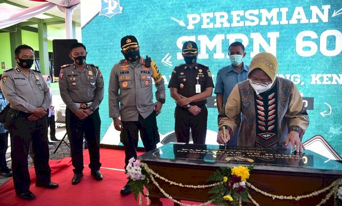 Wali Kota Risma Resmikan SMPN 60 Surabaya, Ingatkan Guru Jaga Kesehatan