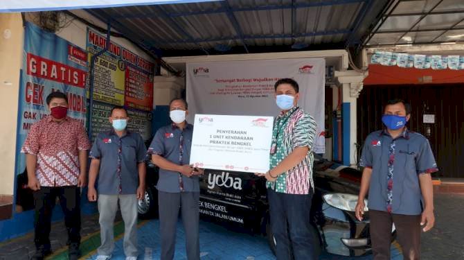 YDBA Menyerahkan 1 Unit Mobil Praktik Bengkel