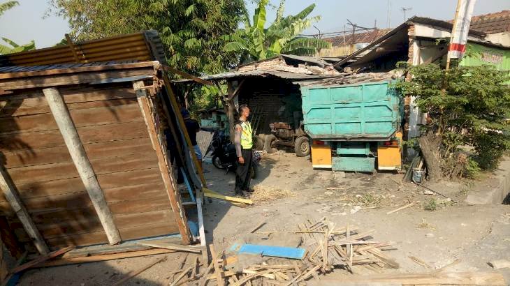 Sopir Ngantuk, Truk Tabrak Pos Kamling