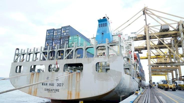 MV Wan Hai 307 Sandar Pertama di TPS