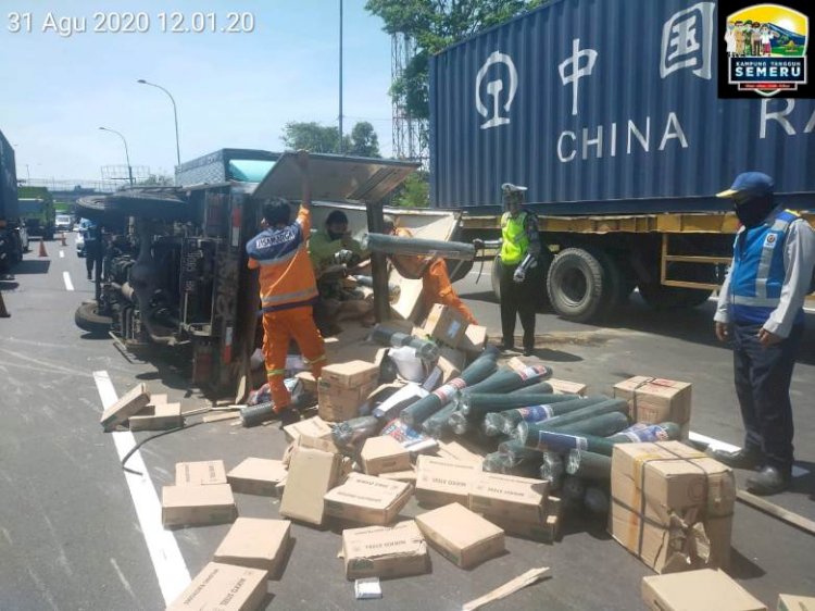 Diduga Kelebihan Muatan, Truk Terguling di Tol