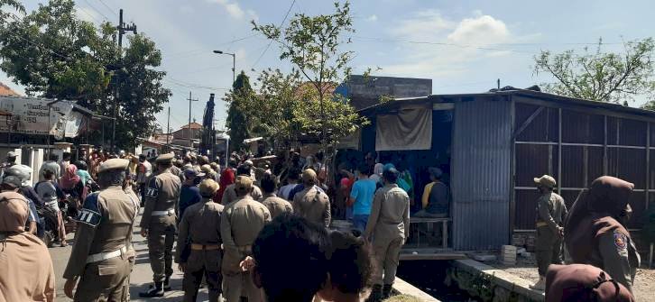 Tiga Bangunan di Kecamatan Taman Dibongkar