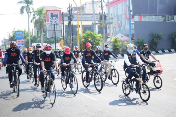 Gubernur dan Kapolresta Sidoarjo Gowes dan Bagi Masker