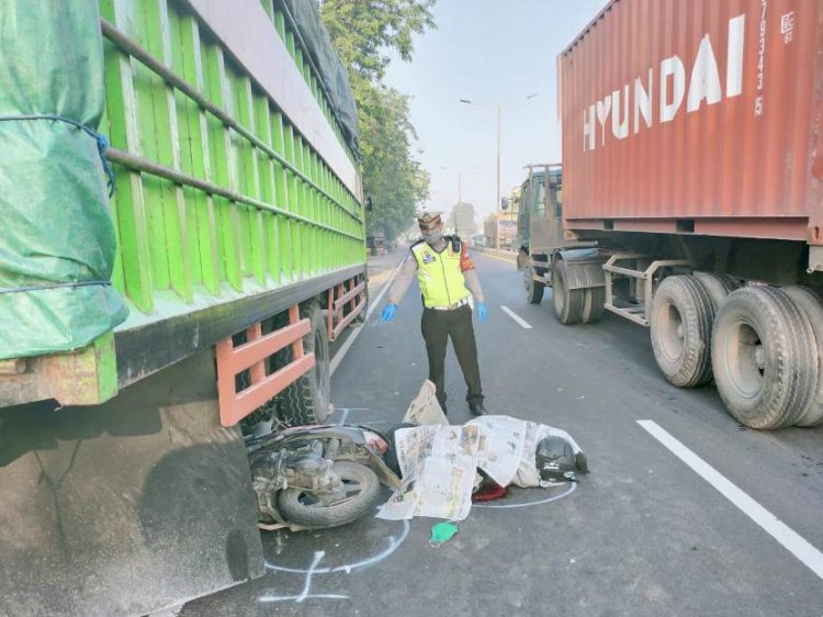 Pemotor Tewas Usai Tabrak Truk Berhenti