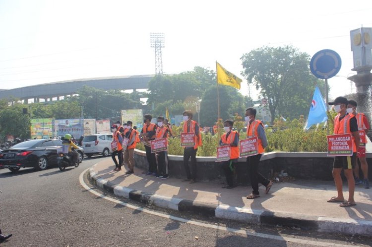 Pelanggar Tak Bermasker Dihukum Berdiri di Bundaran