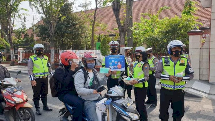 Satlantas Polresta Mojokerto Bagikan Masker