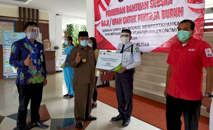 Wali Kota Blitar Serahkan Bantuan Subsidi Upah bagi Para Pekerja