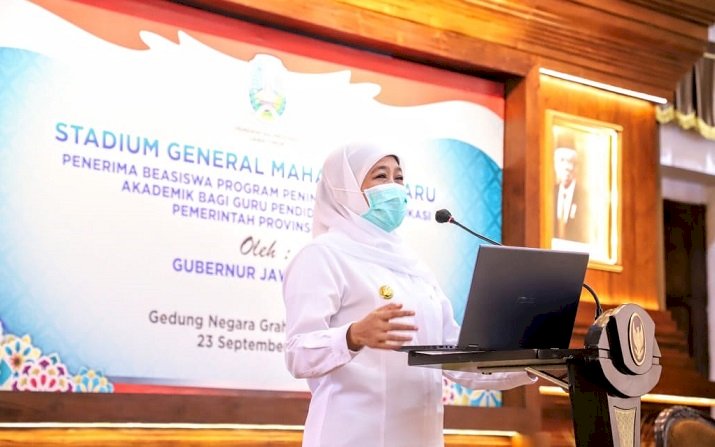 Tingkatkan IPM Jatim, Gubernur  Khofifah Serahkan Beasiswa  Rp 11,3 Miliar untuk 850 Guru Madin