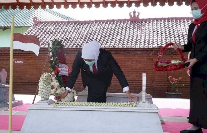 Ziarah ke Makam Gubernur Jatim  Pertama , Gubernur Khofifah Ajak Milenial Teladani Perjuangan