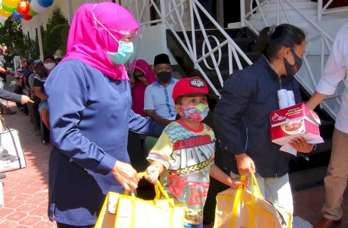 Sambut HUT Pemprov Jatim ke-75,  Gubernur Khofifah Undang Warga Sekitar Grahadi, Anak Yatim dan Bagi Sembako