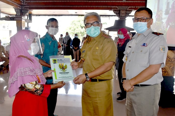 Pemkab Mojokerto Serahkan 1.500 Sertifikat