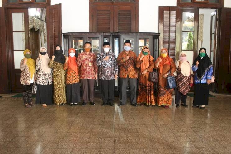 Pj. Bupati Sidoarjo Salurkan Bantuan Makan Anak Yatim Rp 6,4 Miliar