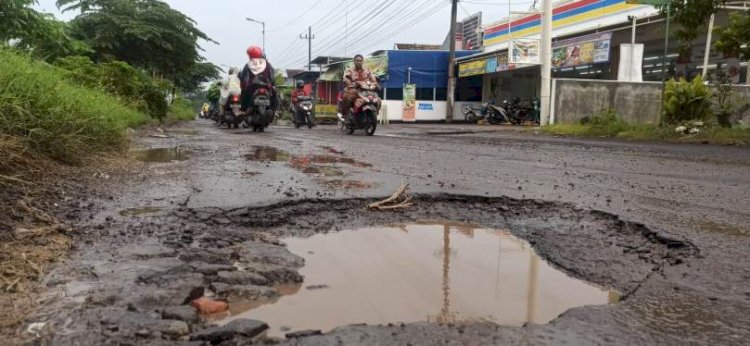 Beberapa Jalan Raya di Sidoarjo Rusak Parah