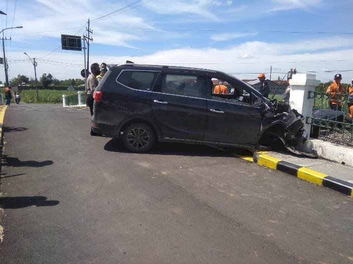 Wuling Ringsek Terserempet KA Sri Tanjung