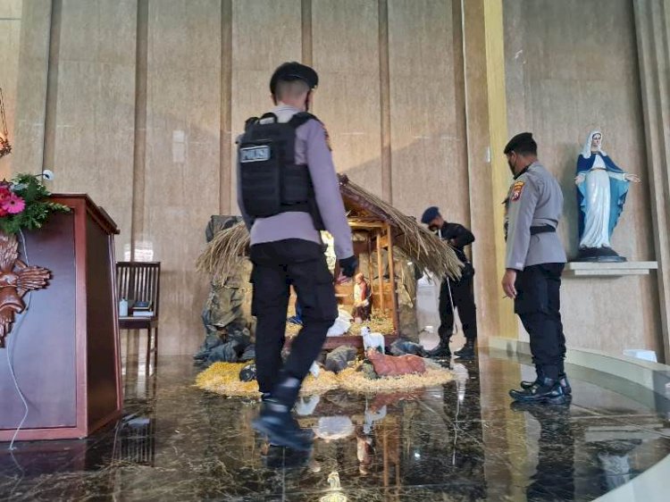 Brimob Polda Jatim Sterilisasi Gereja di Sidoarjo