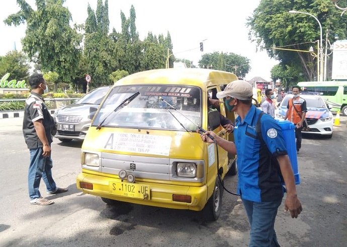 Organda Perangi Penyebaran Covid-19 di Tuban, Semprot Disinfektan Kendaraan Umum