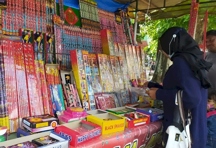 Keluh Kesah Penjual Kembang Api di Massa Pandemi Covid-19   