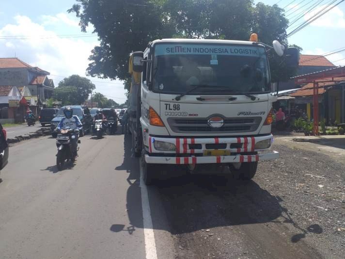 Hindari Jalan Berlubang, Pemotor Terlindas Truk Trailer