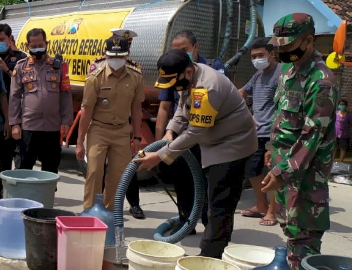 Kapolres Mojokerto Bantu Korban Banjir Tempuran Air Bersih