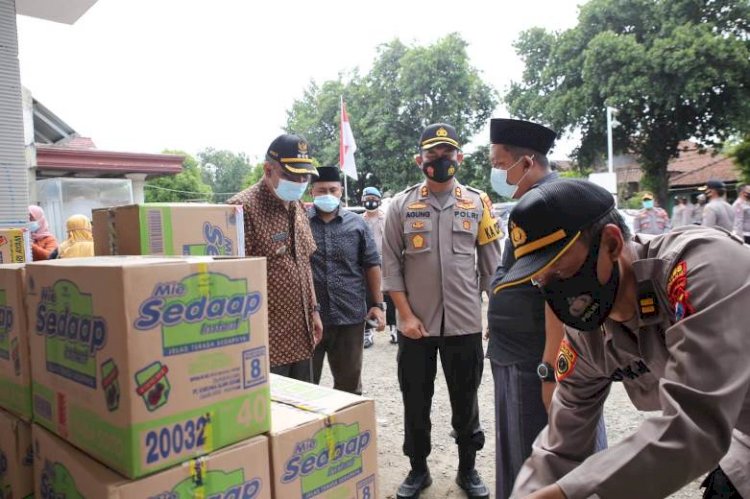 Kapolres Jombang Berikan Bantuan Korban Banjir