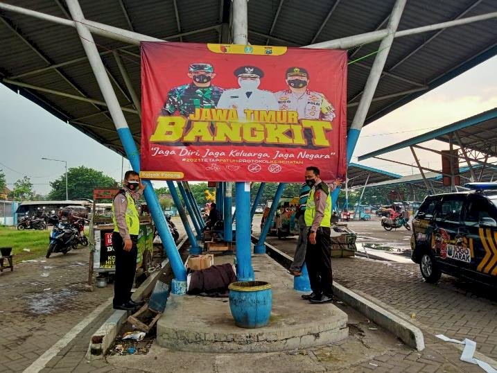 Pasang Banner Jawa Timur Bangkit, Imbau Patuhi Prokes