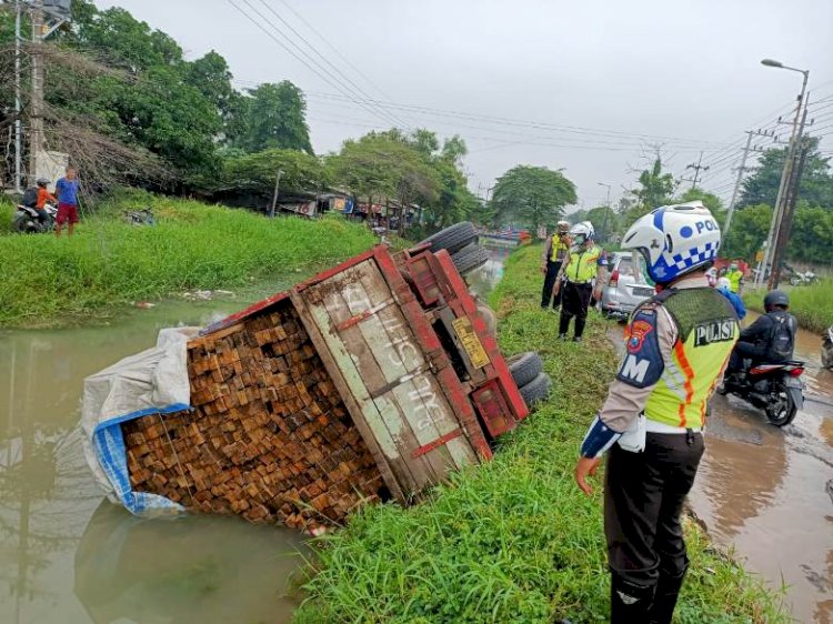 Terperosok Lubang, Truk Terguling ke Sungai