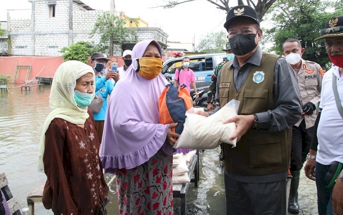 Banjir Lamongan, Bupati Fadeli Salurkan Bantu Sembako